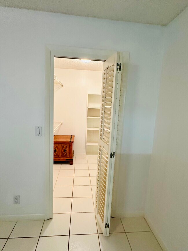 Building Photo - 5077 Forsythia St