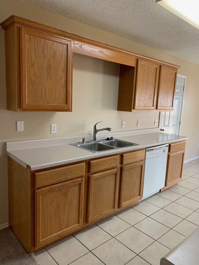 Building Photo - 1612 Cresent St