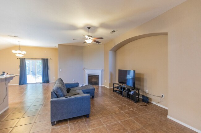 Building Photo - Spacious 4 Bedroom Home