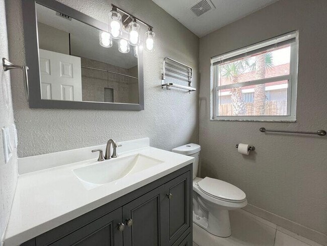 Building Photo - 905 9th St