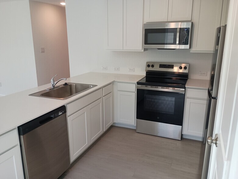 Building Photo - Room in House on Noir Ln