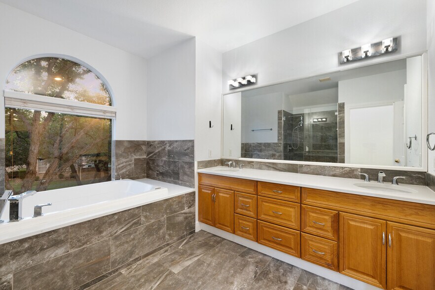 Building Photo - 402 Luna Vista Dr
