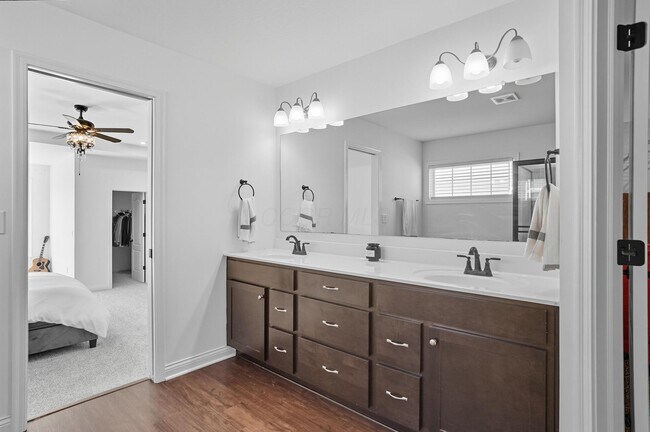 Building Photo - 6060 Lavender
