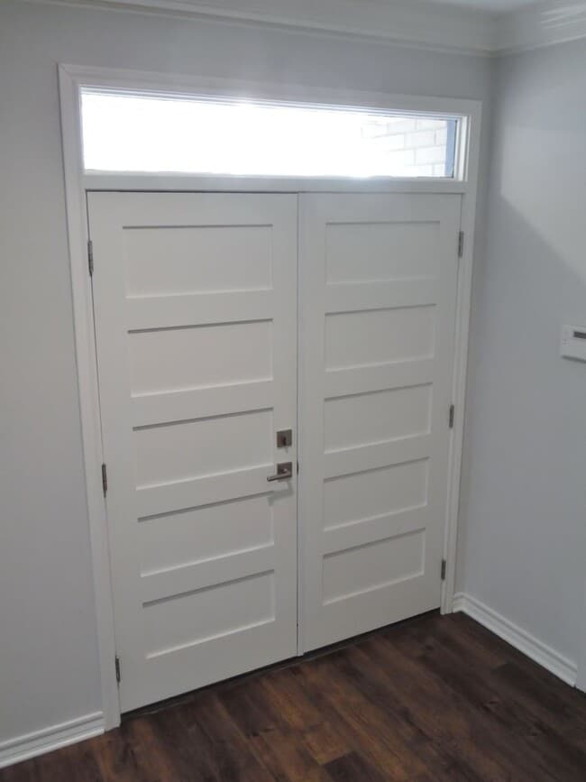 Building Photo - Wonderfully Remodeled Duplex Near River Crest Country Club!