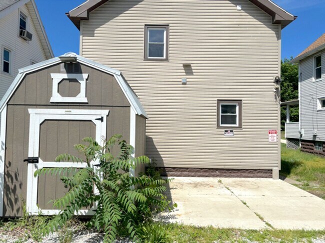 Building Photo - Nice 3 Bedroom, 1 Bathroom Home – Available Now