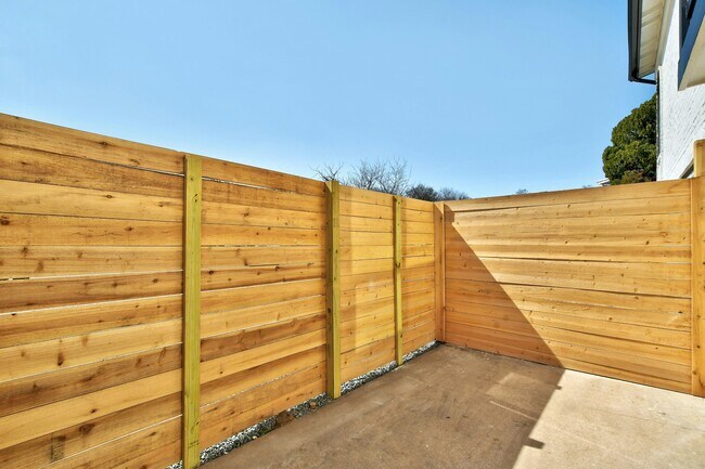 Building Photo - 1206 Hollow Creek Dr