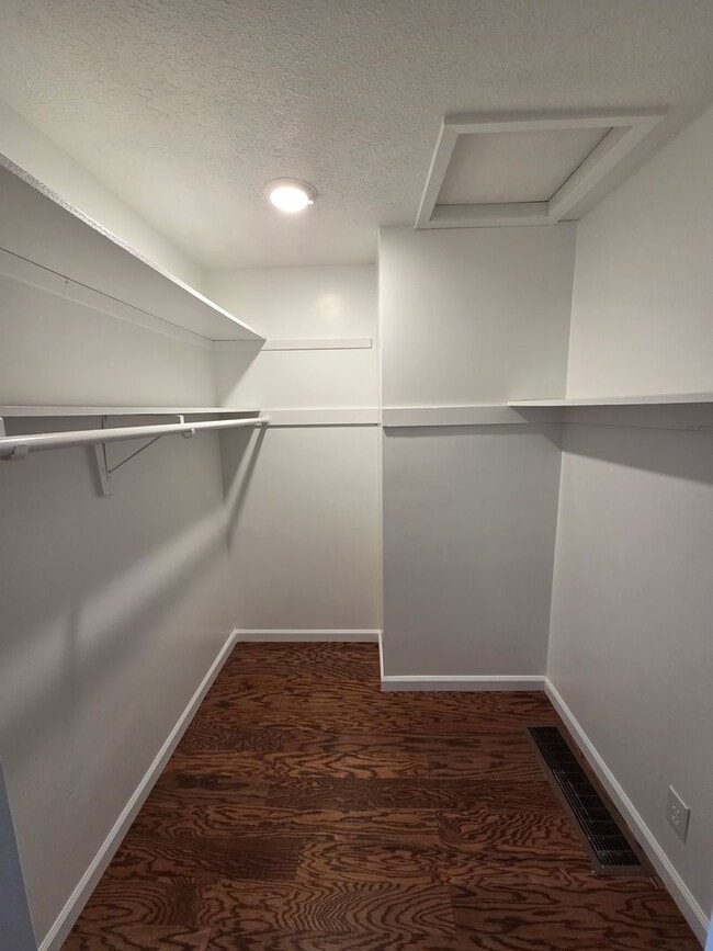 Building Photo - 4 bed 2.5 bath with a 2 car garage and fenced backyard