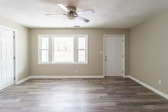 Building Photo - Welcome to this beautiful newly renovated 3-bedroom brick ranch!