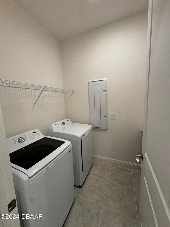 Building Photo - 2005 Divot Dr