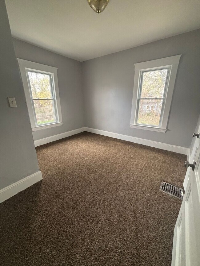 Building Photo - 4bd Single Section 8/Cash Pay