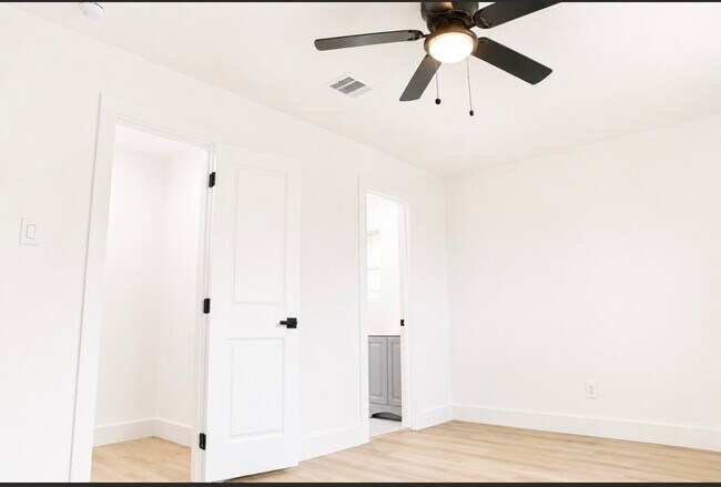Building Photo - 815 Centerwood Dr