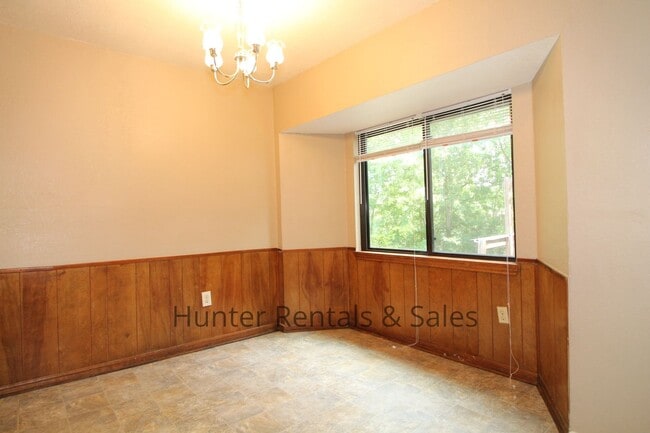 Building Photo - Country Trails Three Bedroom