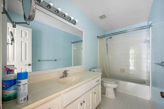 Building Photo - 1115 Burlington Ct