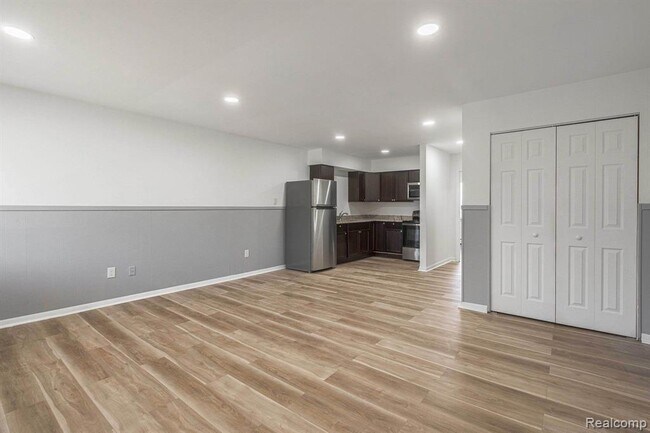 Building Photo - 2475 S Commerce Rd