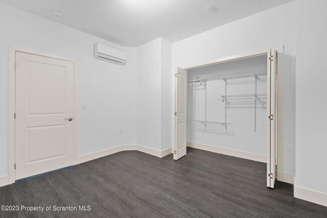 Building Photo - 19 W River St