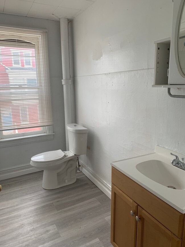 Building Photo - 3-5 Bedroom House Near York College-York C...