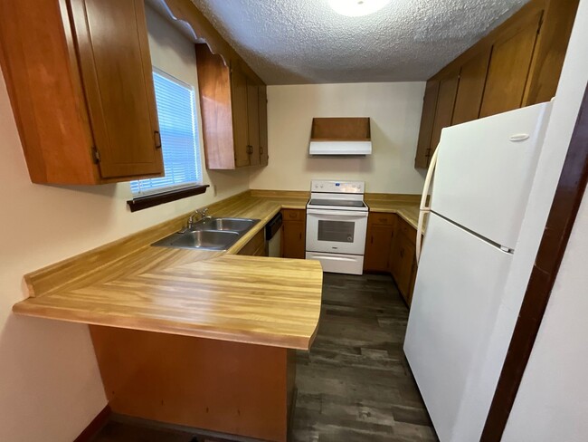 Building Photo - 2 Bedroom 2 Bath Townhouse