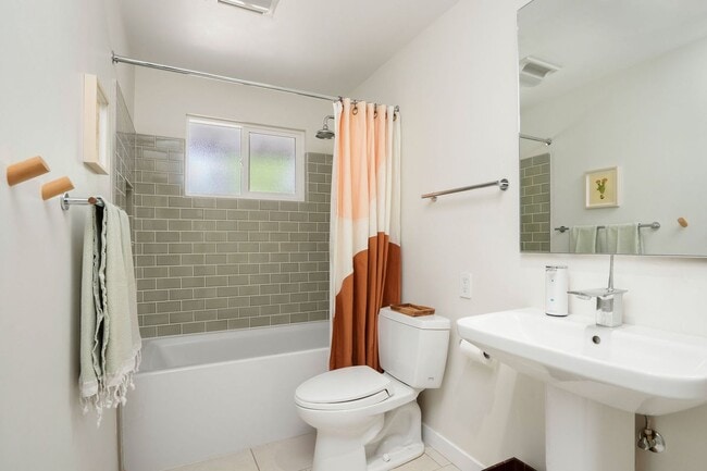Building Photo - 1741 Golf Club Dr