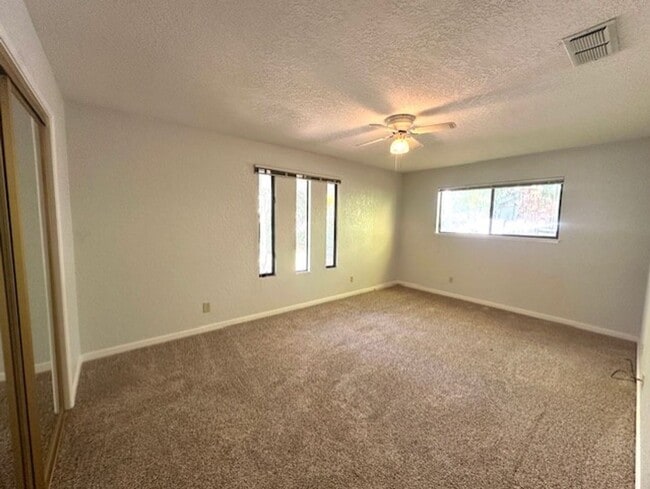 Building Photo - INCREDIBLE LOCATION!!! Quaint and Quiet and Roomy!