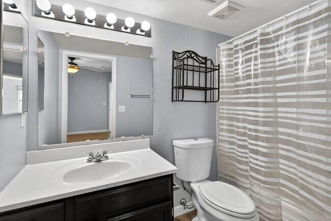 Building Photo - *MOVE-IN READY* GREAT UPPER LEVEL 2-BEDROO...