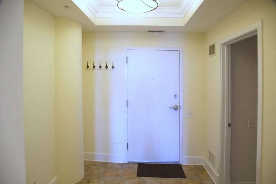 Building Photo - 165 N Canal St