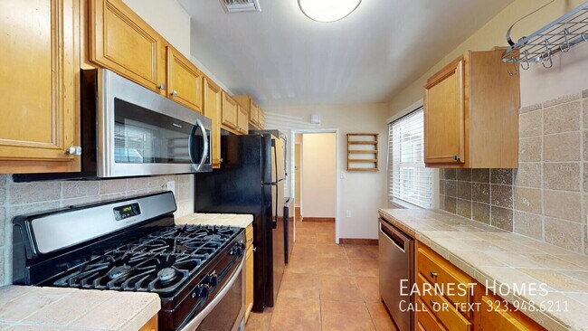 Building Photo - 15031 Hartland St