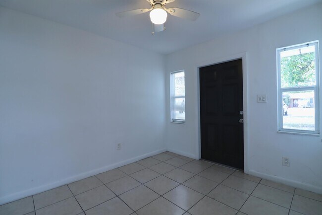 Building Photo - 1960 SW 41st Ave