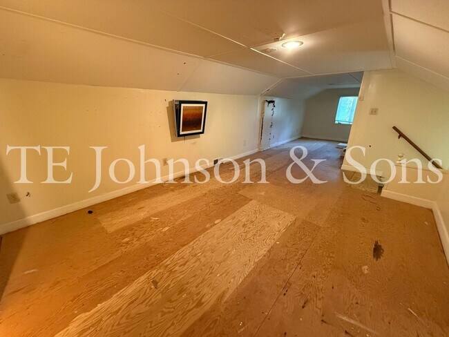 Building Photo - Spacious 3 Bedroom Home with Primary Suite on Main Level and 2-Car Carport