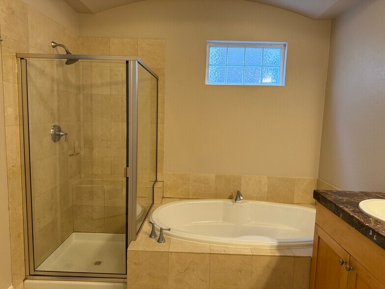 Master Bath - 40 Madison St