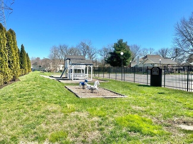 Building Photo - Renovated 3 Bedroom 2 Bath in Hendersonvil...