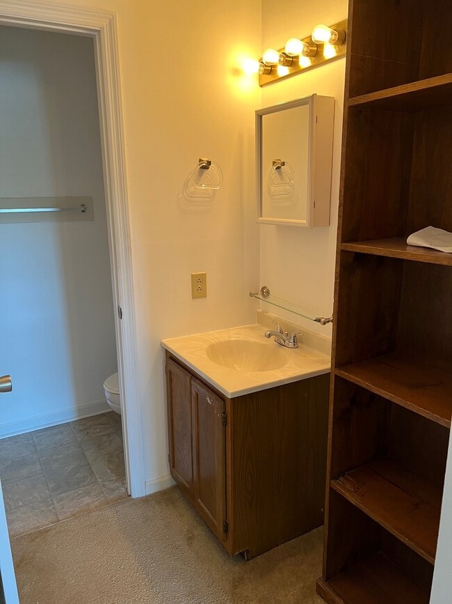 Building Photo - 733 Pinewood Dr