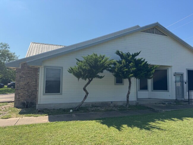 Building Photo - 2-Bed 2-Bath 1-Car Garage easy access to W...