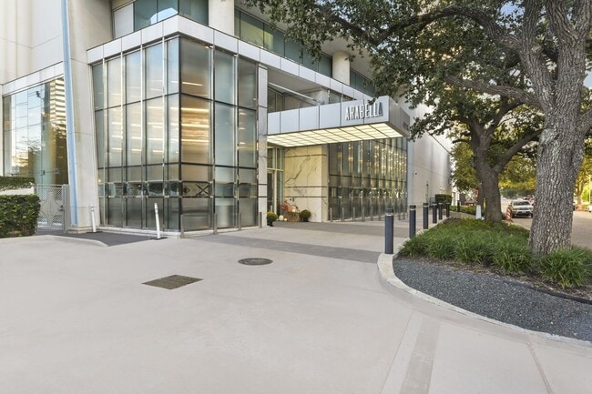 Building Photo - Stunning high rise unit in the affluent River Oaks District!