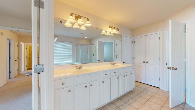 Building Photo - Beautiful 4 Bedroom Home in the vibrant city of Raleigh!