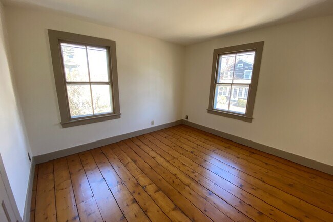 Building Photo - 12 Scholes Ln