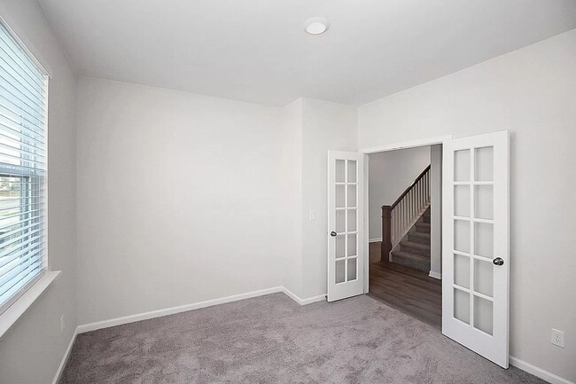 Building Photo - Home with 4 bedrooms, 3 full baths Fence in Yard