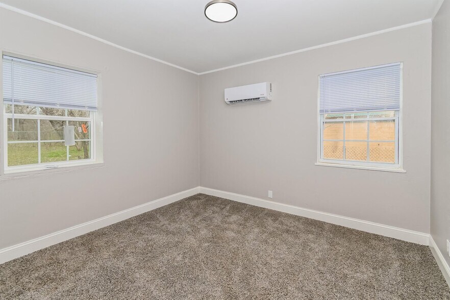 Building Photo - 1531 N Indianapolis Ave