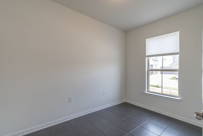 Building Photo - 909 Durness Dr
