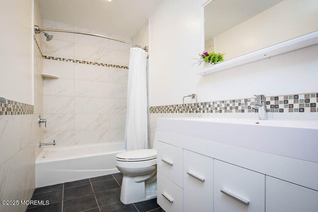 Building Photo - 209 Bond St