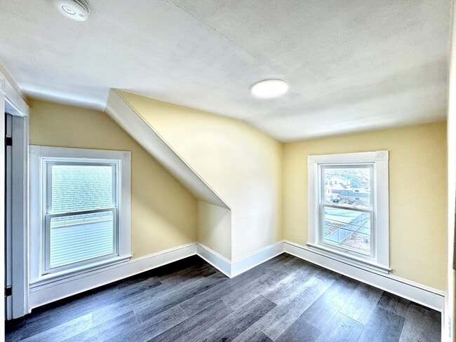 Building Photo - 98 Safford St