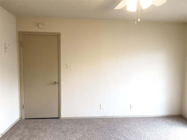Building Photo - 7206 Creekside Dr