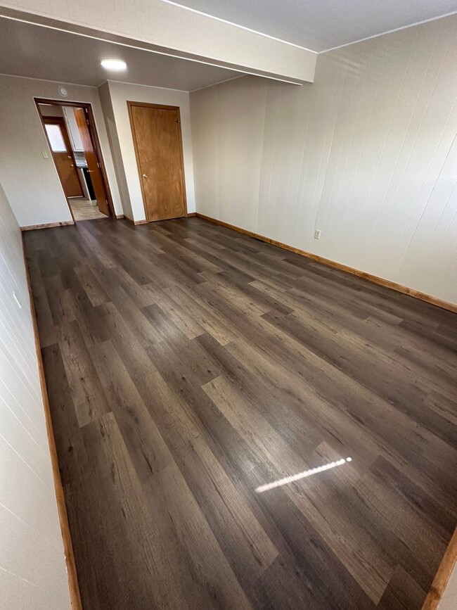 Building Photo - 4 Bedroom, 1.5 Bathroom Updated House