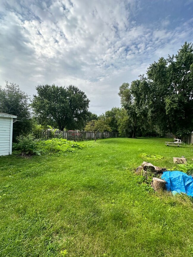 Building Photo - 4 Bed Room 2 Bath Big Yard