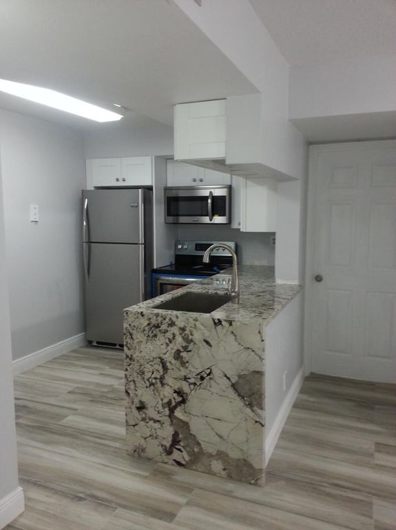 Building Photo - 15579 Miami Lakeway N