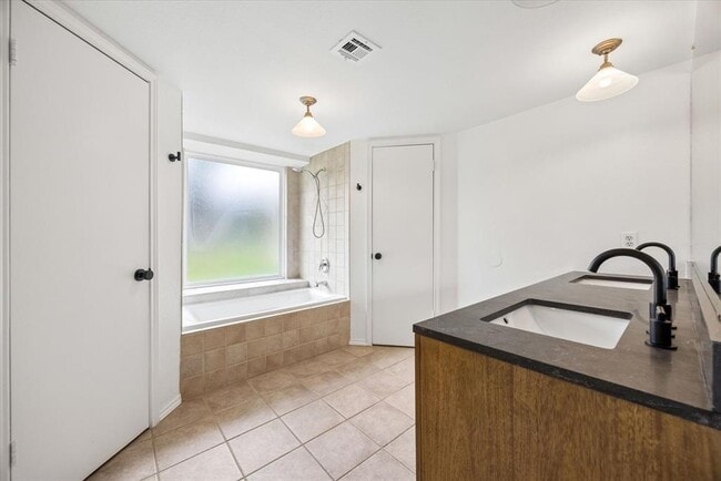 Building Photo - 2609 Monarch Dr