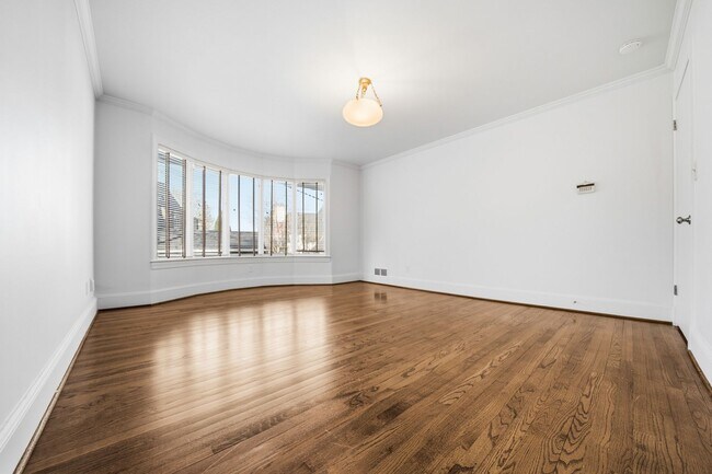 Building Photo - Three bedroom and Two Bathroom home in Portland Heights! Gourmet Kitchen and incredible natural L...