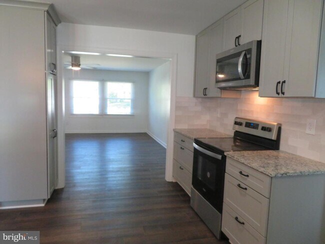 Building Photo - 7895 Pavilion Dr