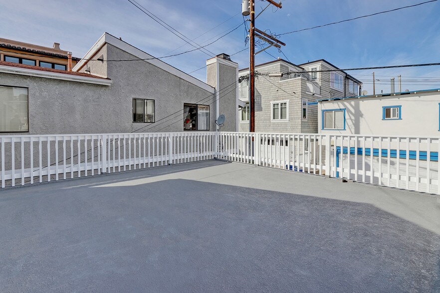 400 sq ft deck off laundry area - 423 28th St