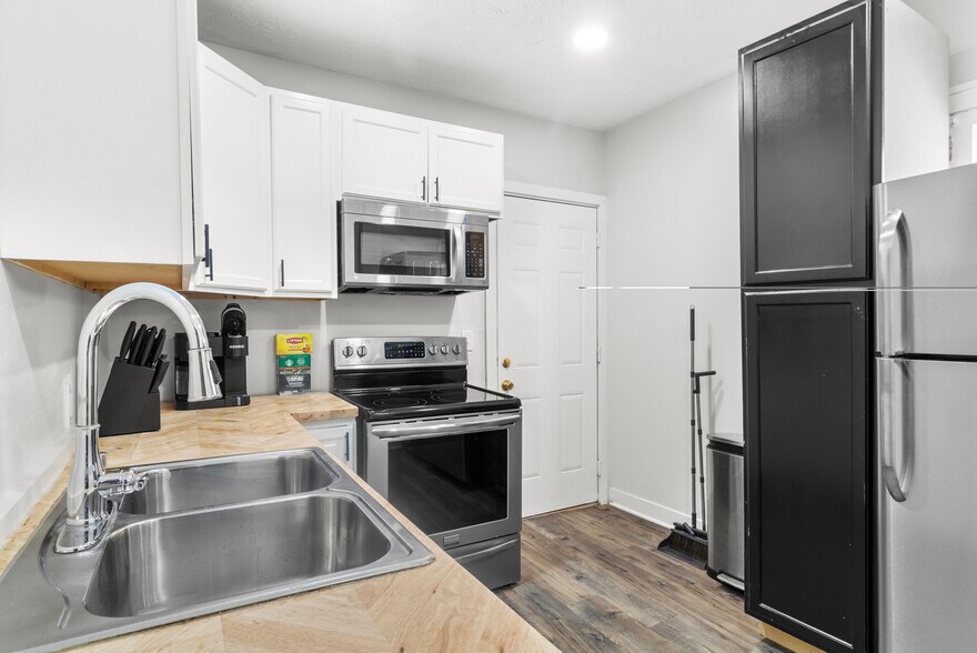 Building Photo - 3310 E 9th St