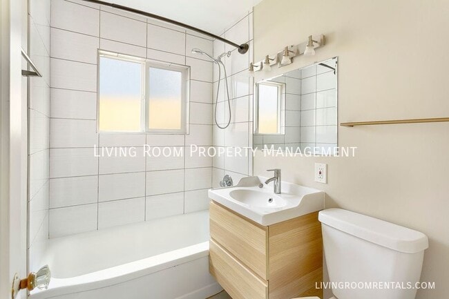 Building Photo - 6118 SE Reedway St